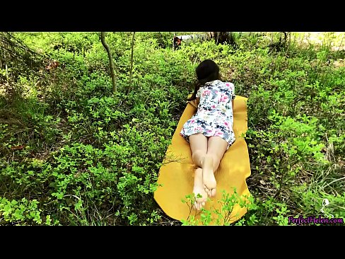 ❤️ Un străin de pe Tinder îmi masturbează păsărica și o fute cu pasiune în pădure ❤ at us ️❤