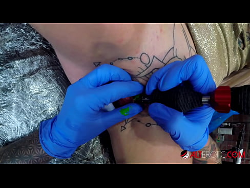 ❤️ Sully Savage, o bunăciune extrem de tatuată, și-a făcut un tatuaj pe clitorisul ei ❤ at us ️❤